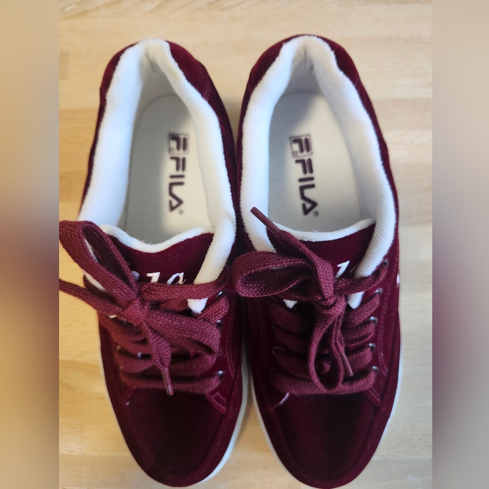 😻 3/$30 Fila Burgundy Velvet Sneakers Size 6.5 - Picture 4 of 8